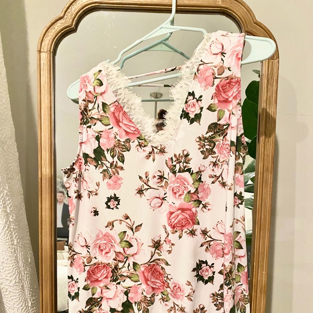 Sleeveless Laced Trimmed Floral Top